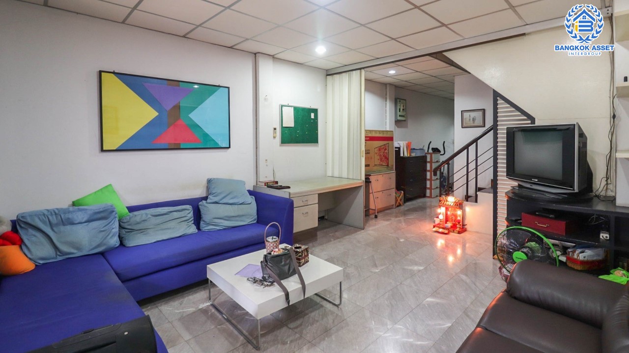 *****ทาวน์เฮ้าส์มือสอง ม.เกตุนุติการ์เด้น ลาดพร้าว เนื้อที่ 17 ตร.ว. ฟังก์ชัน 2 ห้องนอน 2 ห้องน้ำ จอดรถได้ 1 คัน โปร่งกว้าง พร้อมอยู่! ทำเลใจกลางเมือง เชื่อมต่อทั้งถนนลาดพร้าว, ถนนนาคนิวาส, ถนนประเสริฐมนูกิจ ใกล้ทางด่วนรามอินทรา เดินทางสะดวกสบาย ด้วยรถไฟฟ้าสายสีน้ำตาล "สถานีโรงเรียนสตรีวิทยา2"